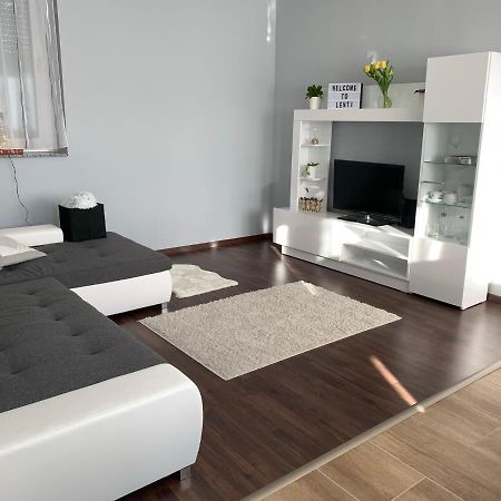Modern Two Bedroom Flat With Balcony Lenti Exteriér fotografie